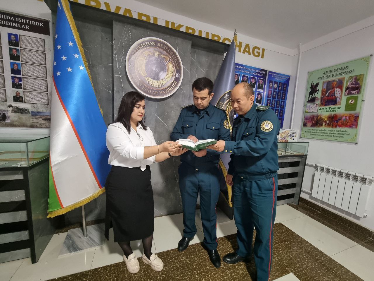 Muqaddasdir Vatan bayrog'i . Ko’chma kutubxona